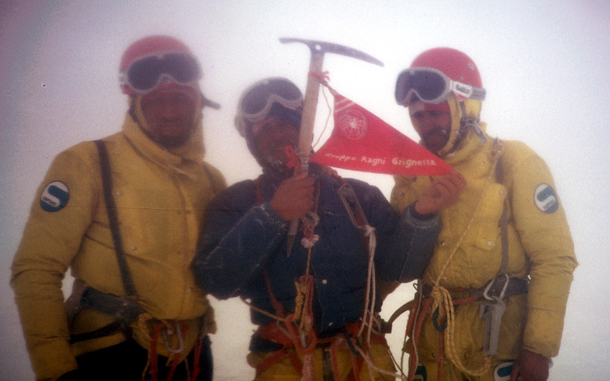 I Ragni sulla vetta del Cerro Torre (Patagonia) dopo la prima salita della parete Ovest. Da sx: Pino Negri, Casimiro Ferrari, Mario Conti, la foto è stata scattata da Daniele Chiappa.